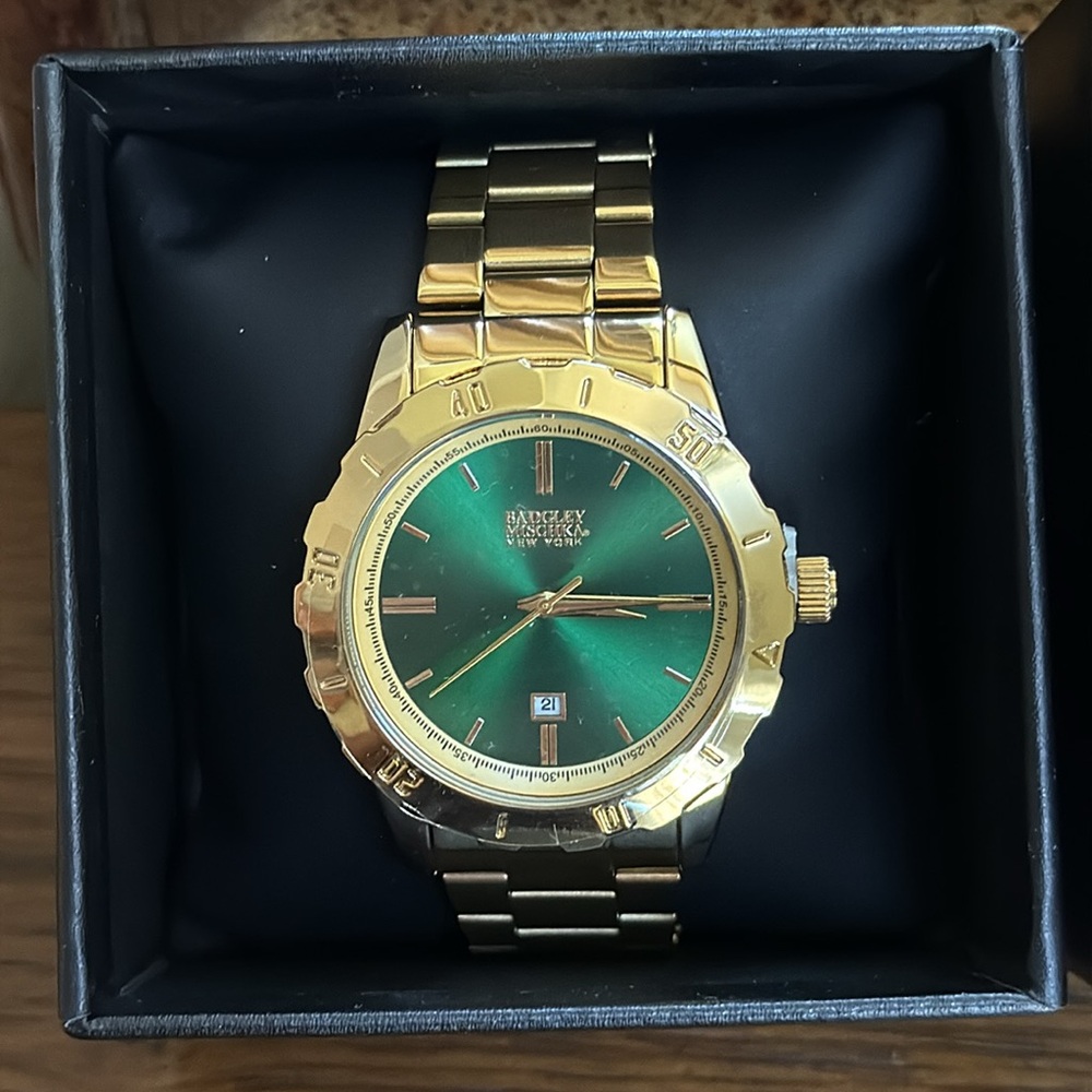 Badgley Mischka New York Mens Gold and Green Watch. Adjustable band. Date window